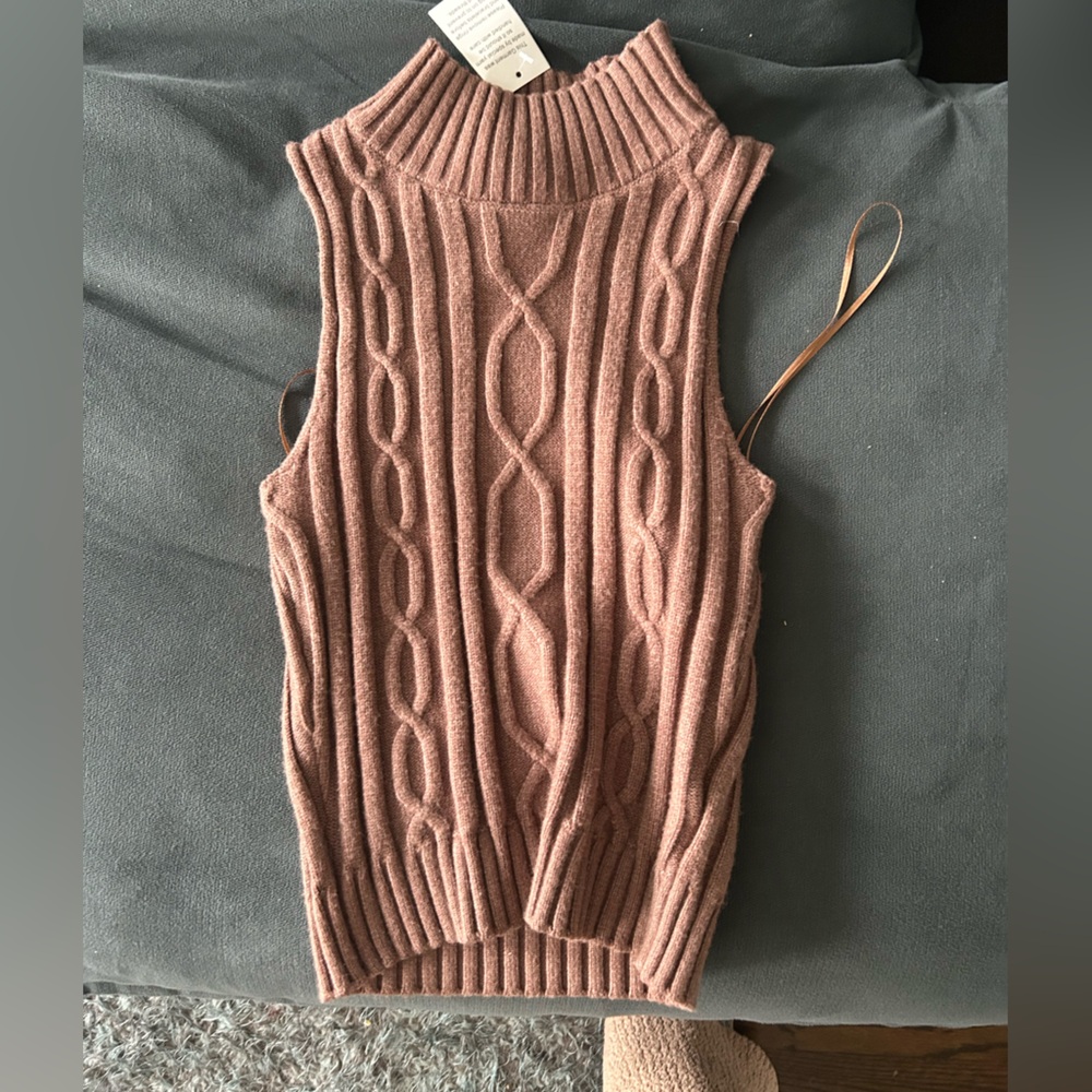 Women's Cable Knit Sleeveless Sweater - Pink